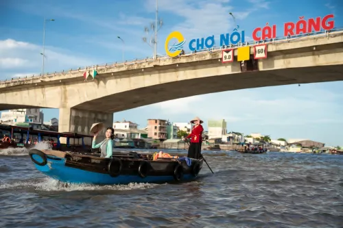 du khách chụp hình tại cầu cần thơ