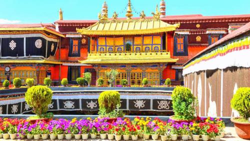 Không gian cổ kính tại Chùa Jokhang và Phố Bát Giác.
