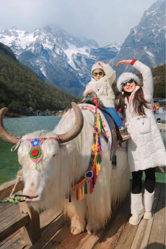 Chup anh voi Ngao Tang tour Tay Tang Haidangtravel