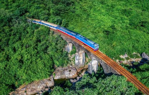 Cung-duong-di-san-mien-trung-tour-tau-hoa-5-sao-HAIDANGTRAVEL
