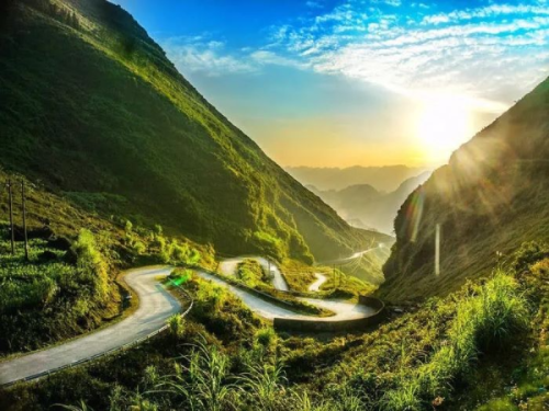 Toàn cảnh sông Nho Quế nhìn từ đèo Mã Pì Lèng