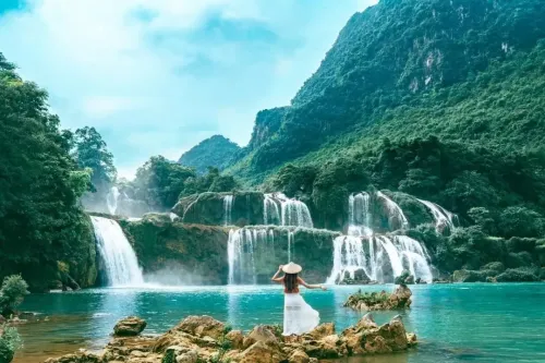 Thác Bản Giốc tung bọt trắng xóa giữa núi rừng biên cương.