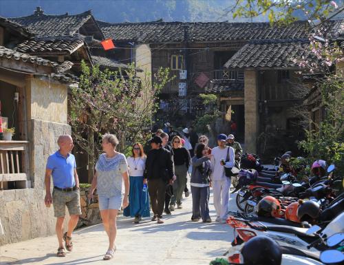 Người dân tộc Lô Lô thân thiện tại bản Lô Lô Chải.