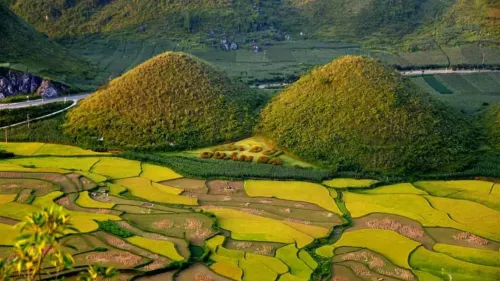 Toàn cảnh Núi Đôi Cô Tiên tròn trịa giữa thung lũng Quản Bạ.