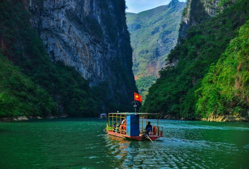 Thuyền lướt trên dòng sông Nho Quế xanh ngọc bích.