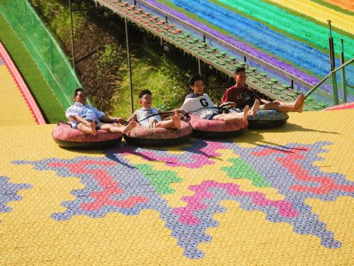 Khách hàng tham gia trò chơi trượt phao tại Langbiang Land